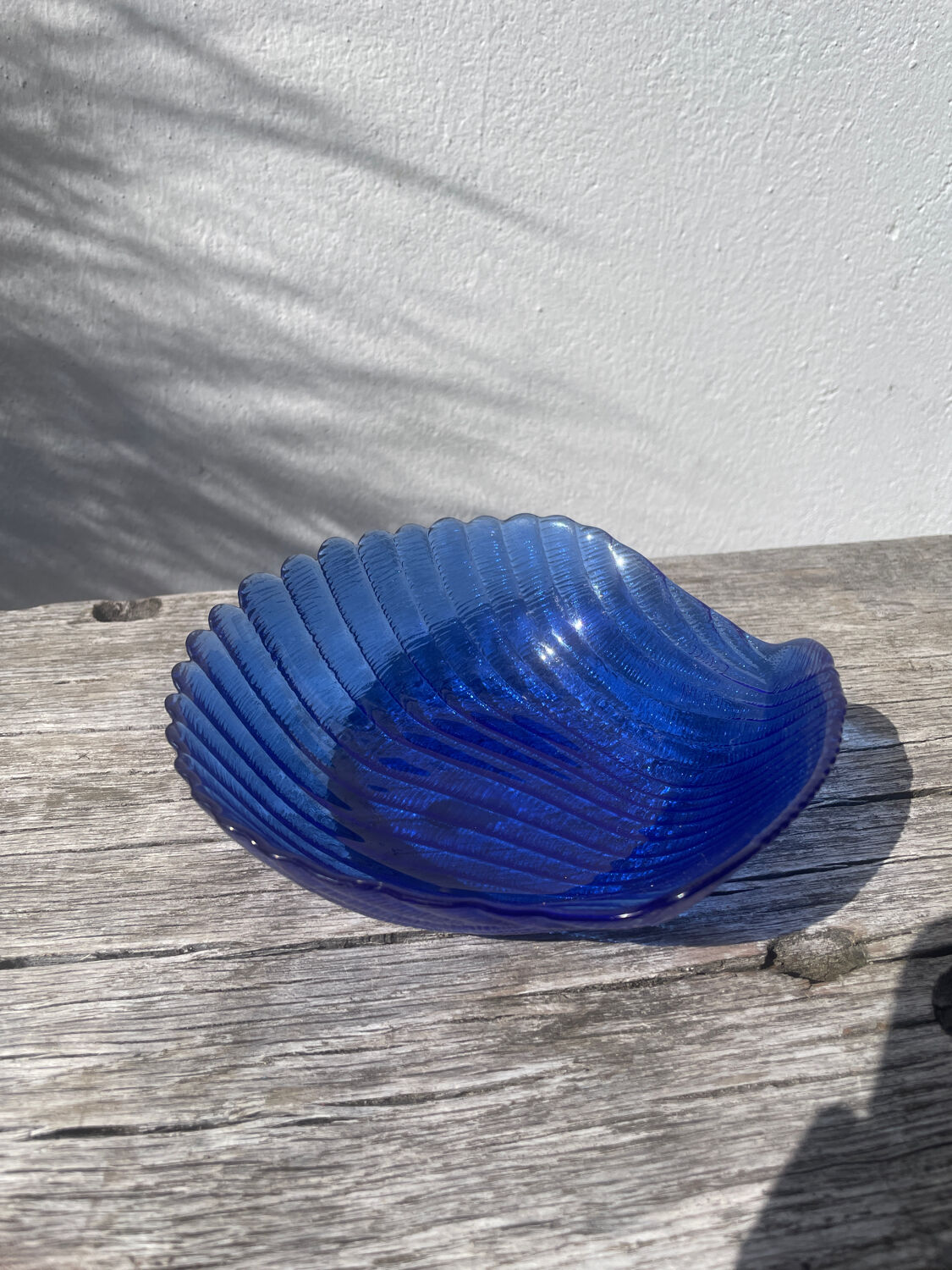 Blue glass shell emptier