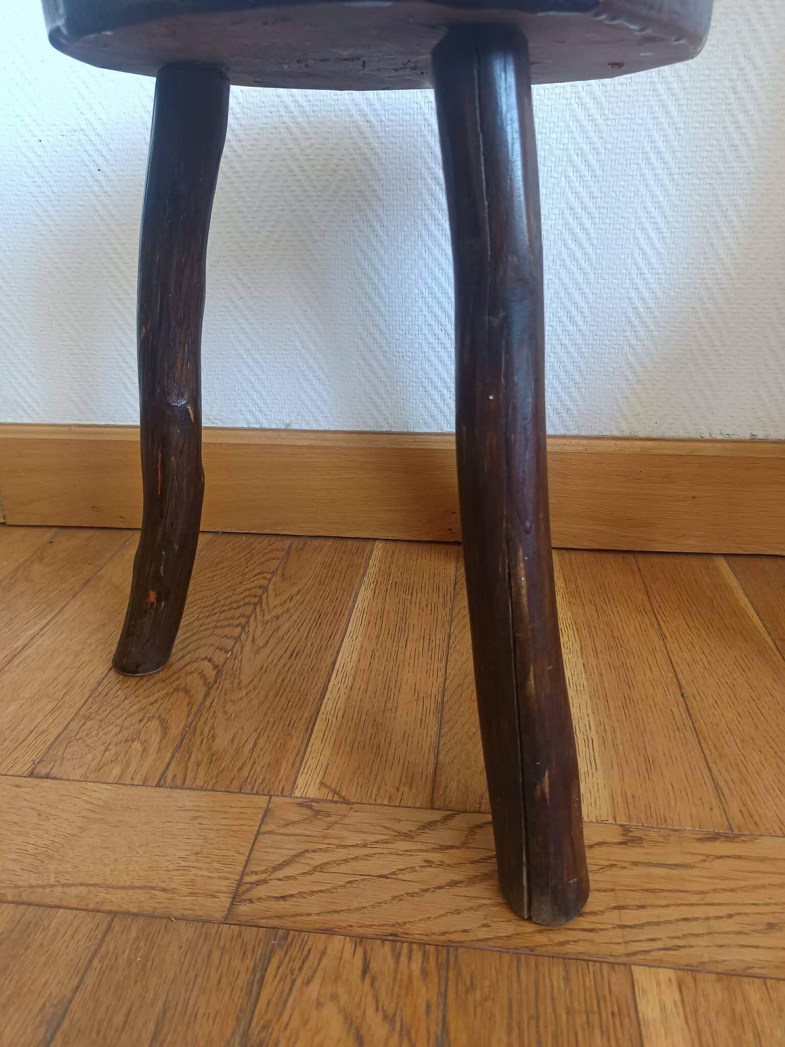 Tabouret tripode brutaliste en bois