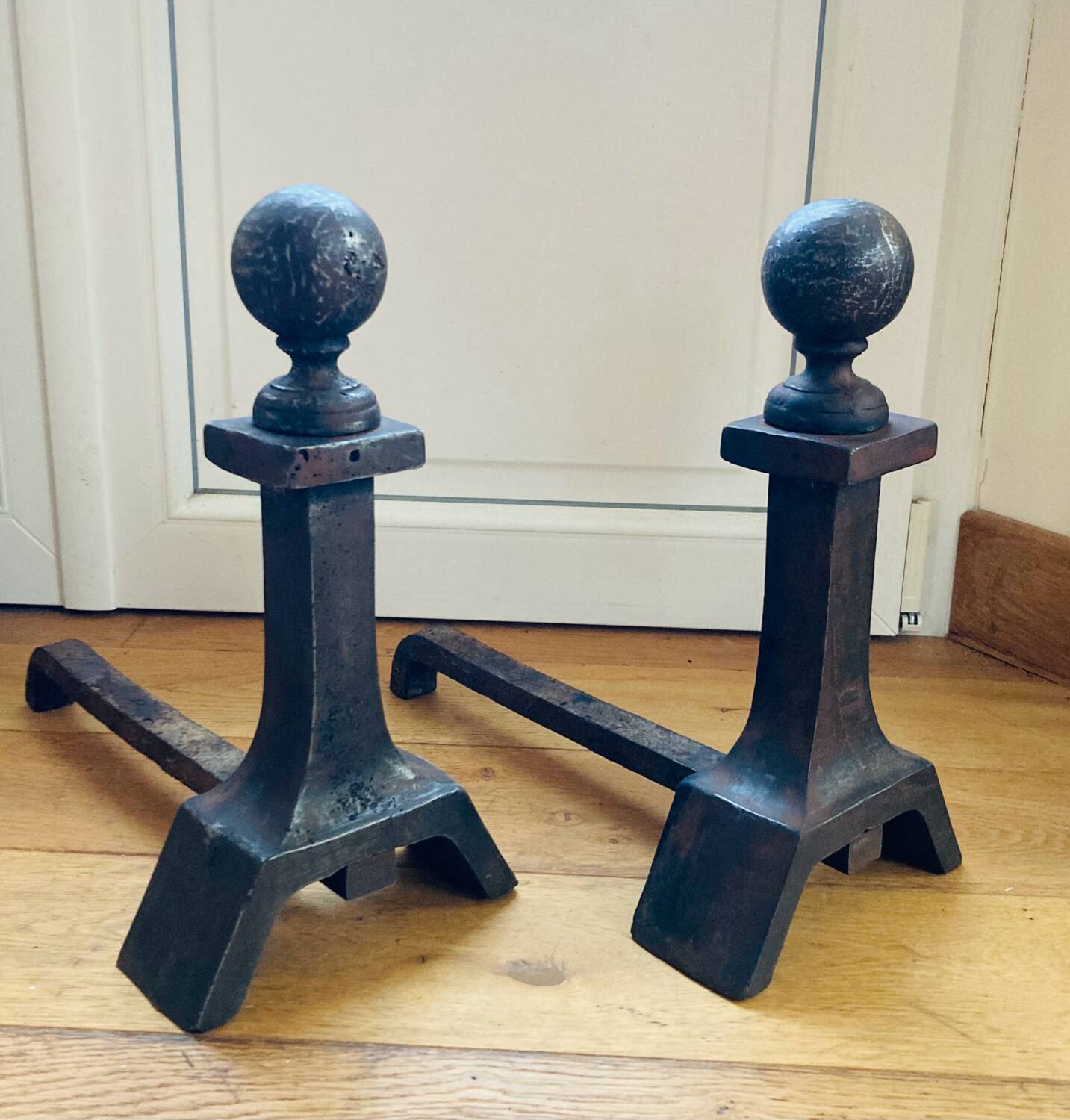Pair of massive antique-style fire dogs in solid iron from the 20th century.