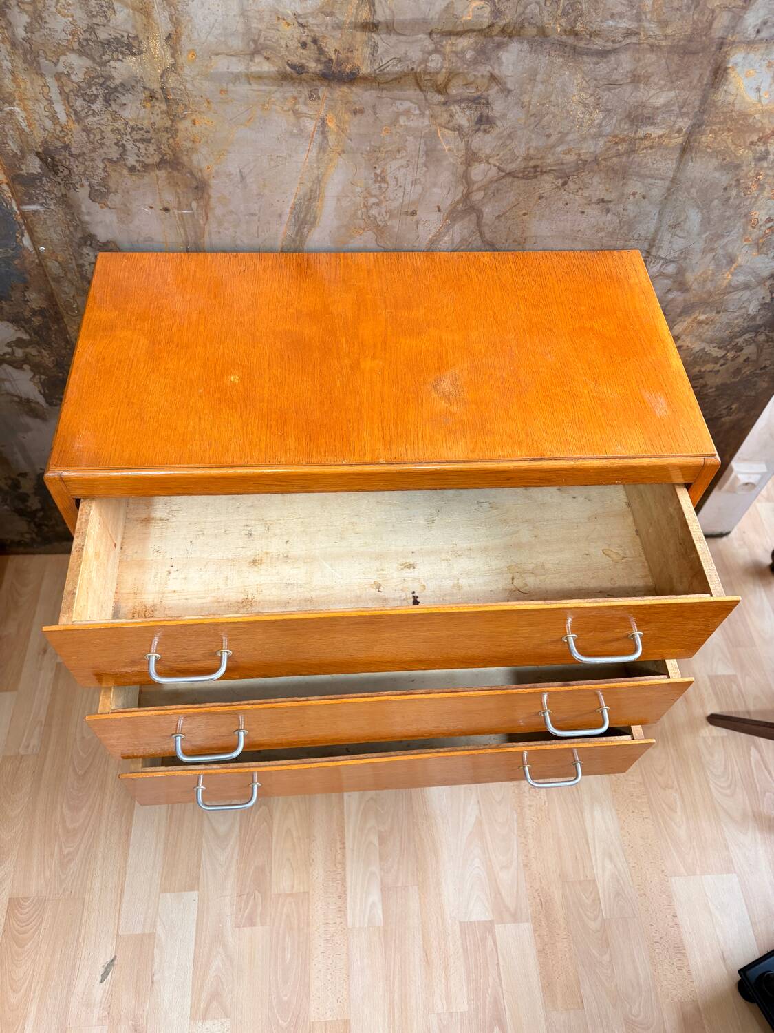 Compass leg chest of drawers