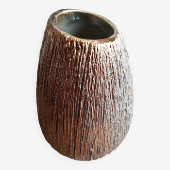 Petit vase doré asymétrique en forme de graine