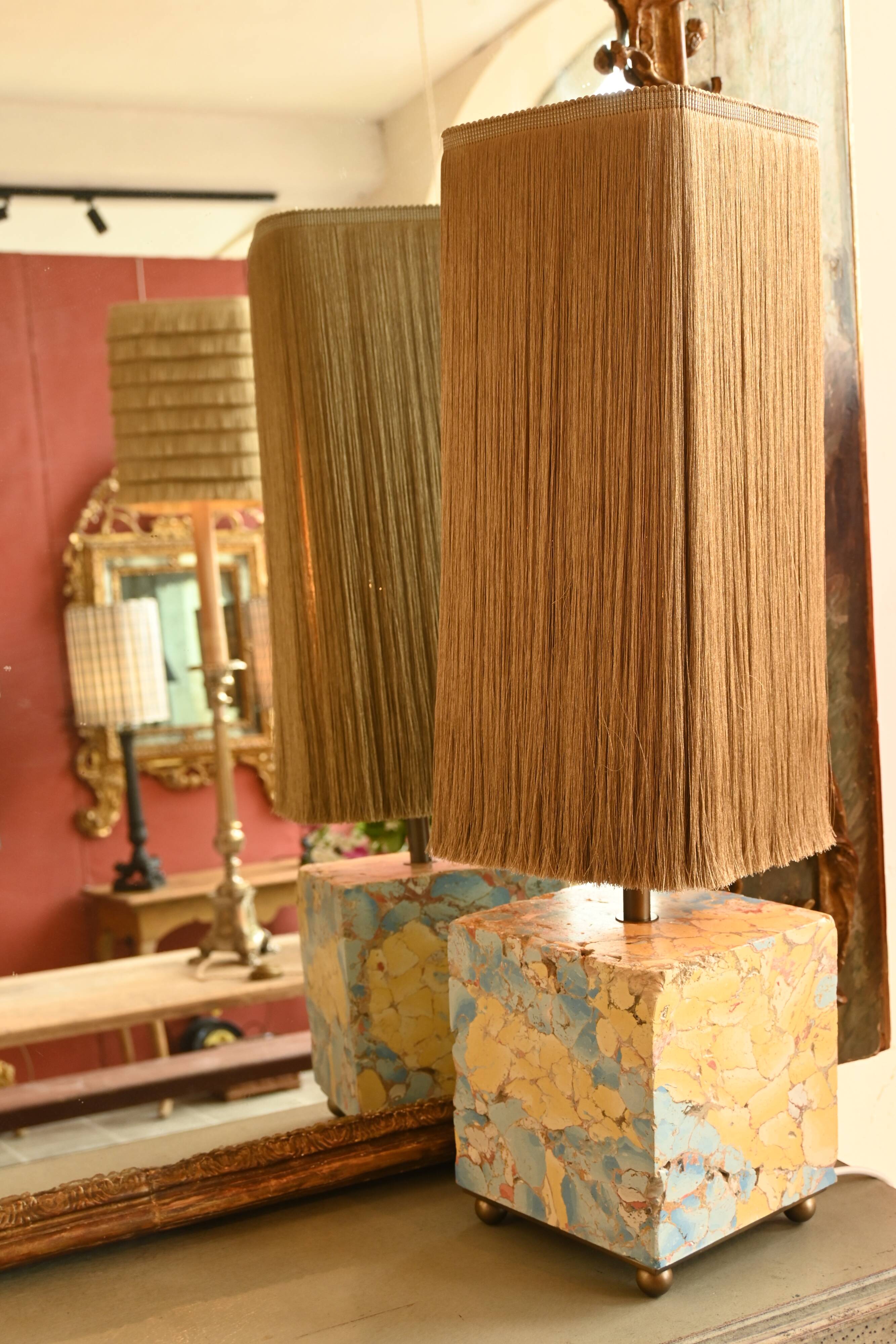 Base stuck blue beige marble-plaster, fringed lampshade Houles, 21st century.