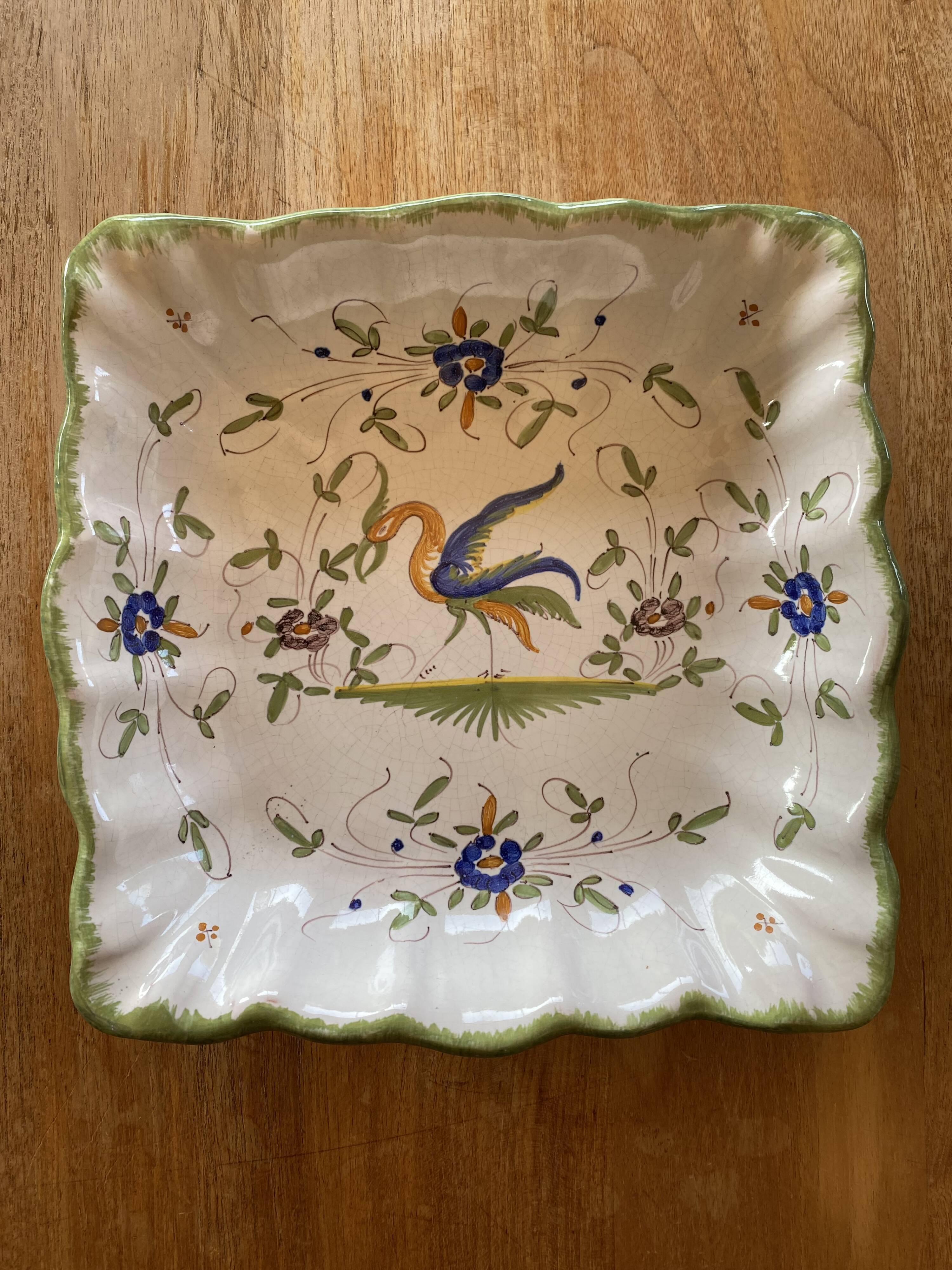 Petit plat décoratif carré et creux en porcelaine de Moustiers