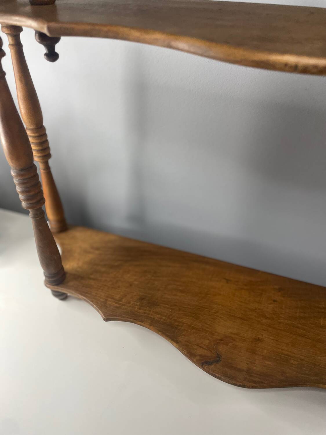 Étagère en bois tourné