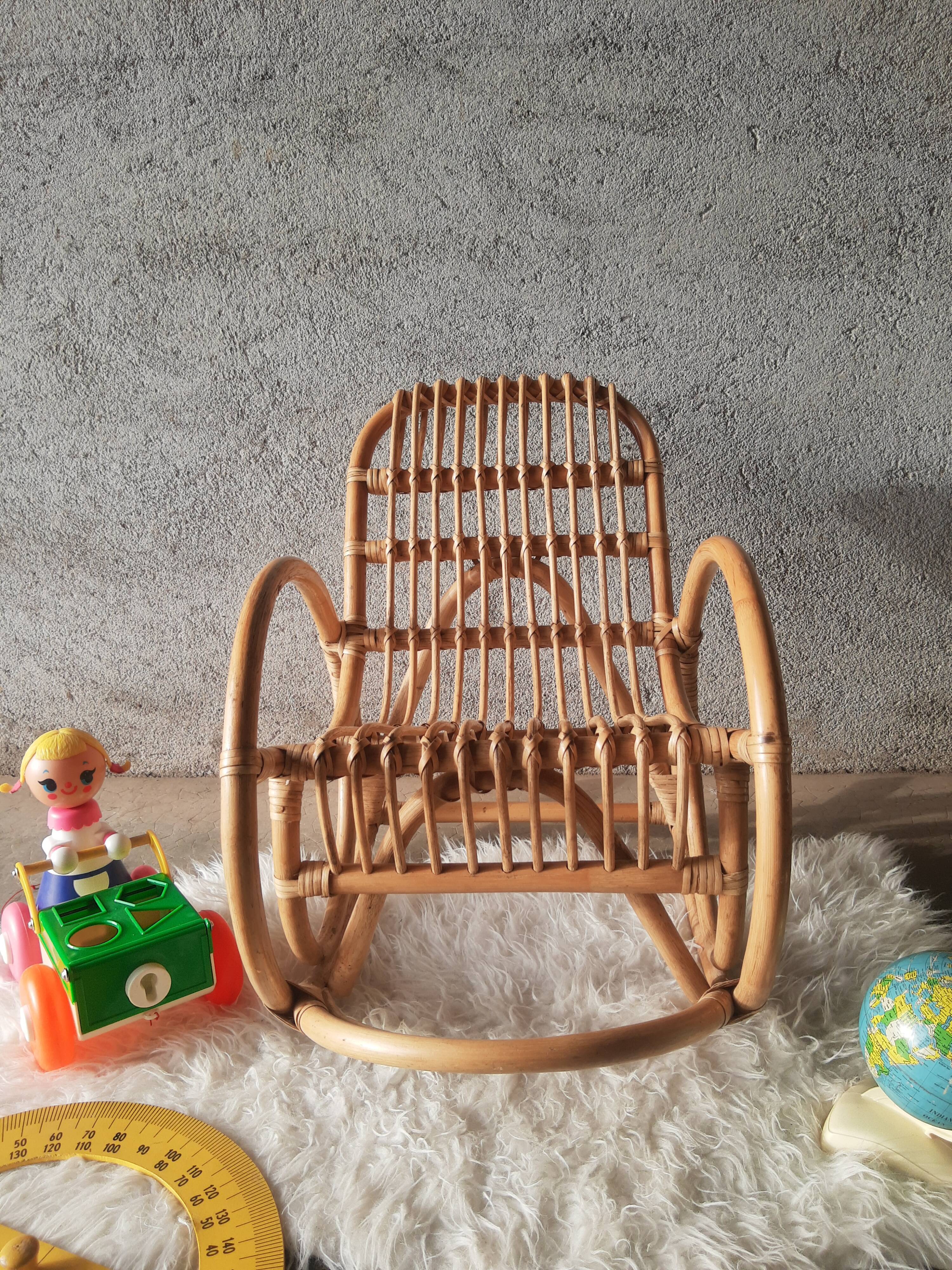 Rocking chair enfant en rotin vintage