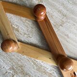 Extendable accordion coat rack in light wood