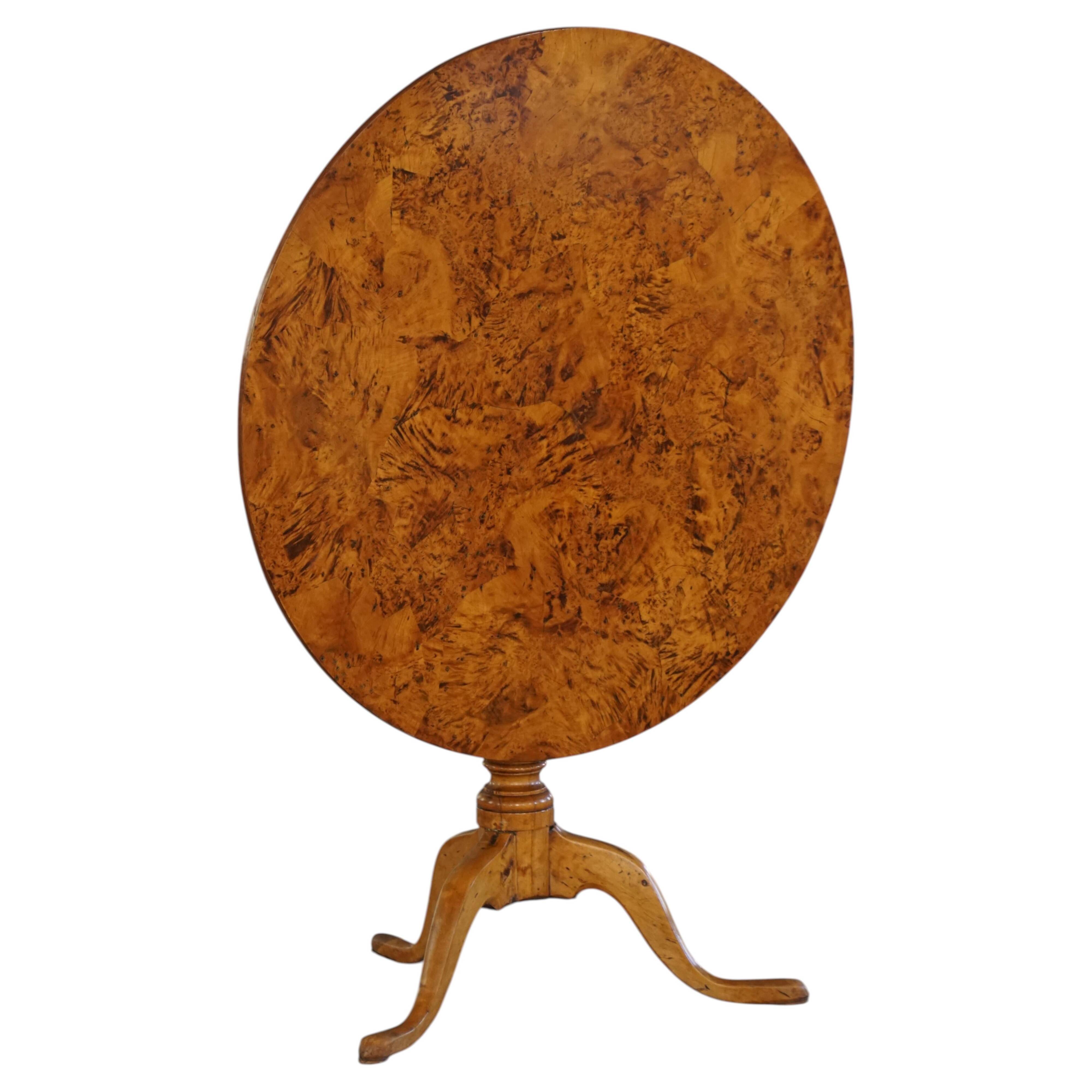 Table suédoise ancienne à plateau basculant en bois de ronce et socle, début du 19e siècle