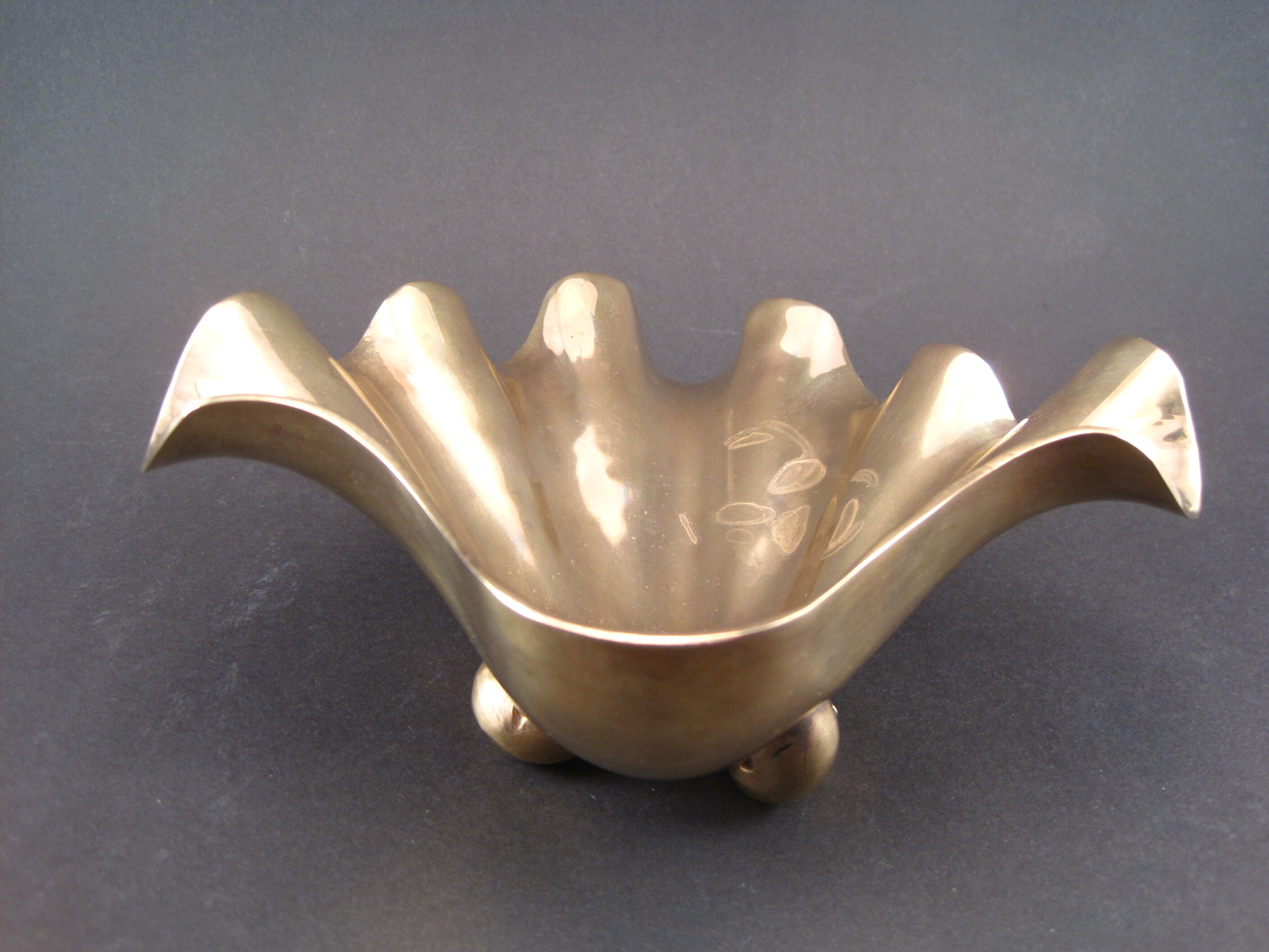 Empty pocket vintage ring cup in solid brass shell tripod 1970