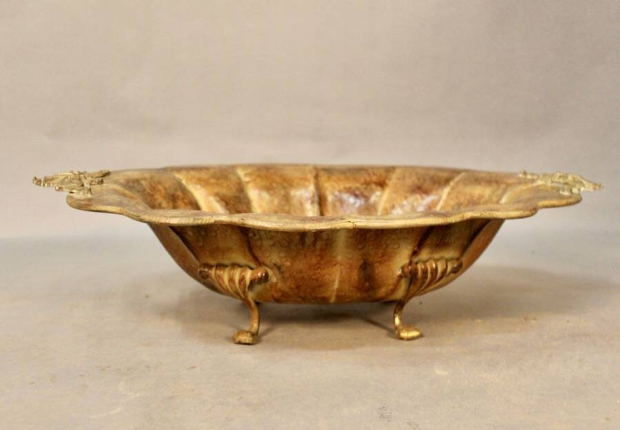 Coupe à fruits en tôle peinte mordorée en forme de coquillage