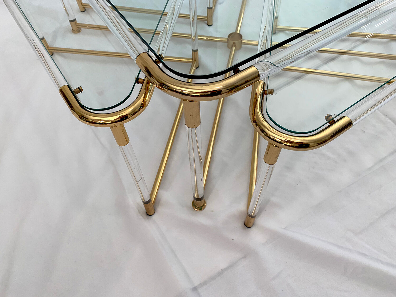 Coffee table and its 4 associated nesting tables in plexiglass and gold metal