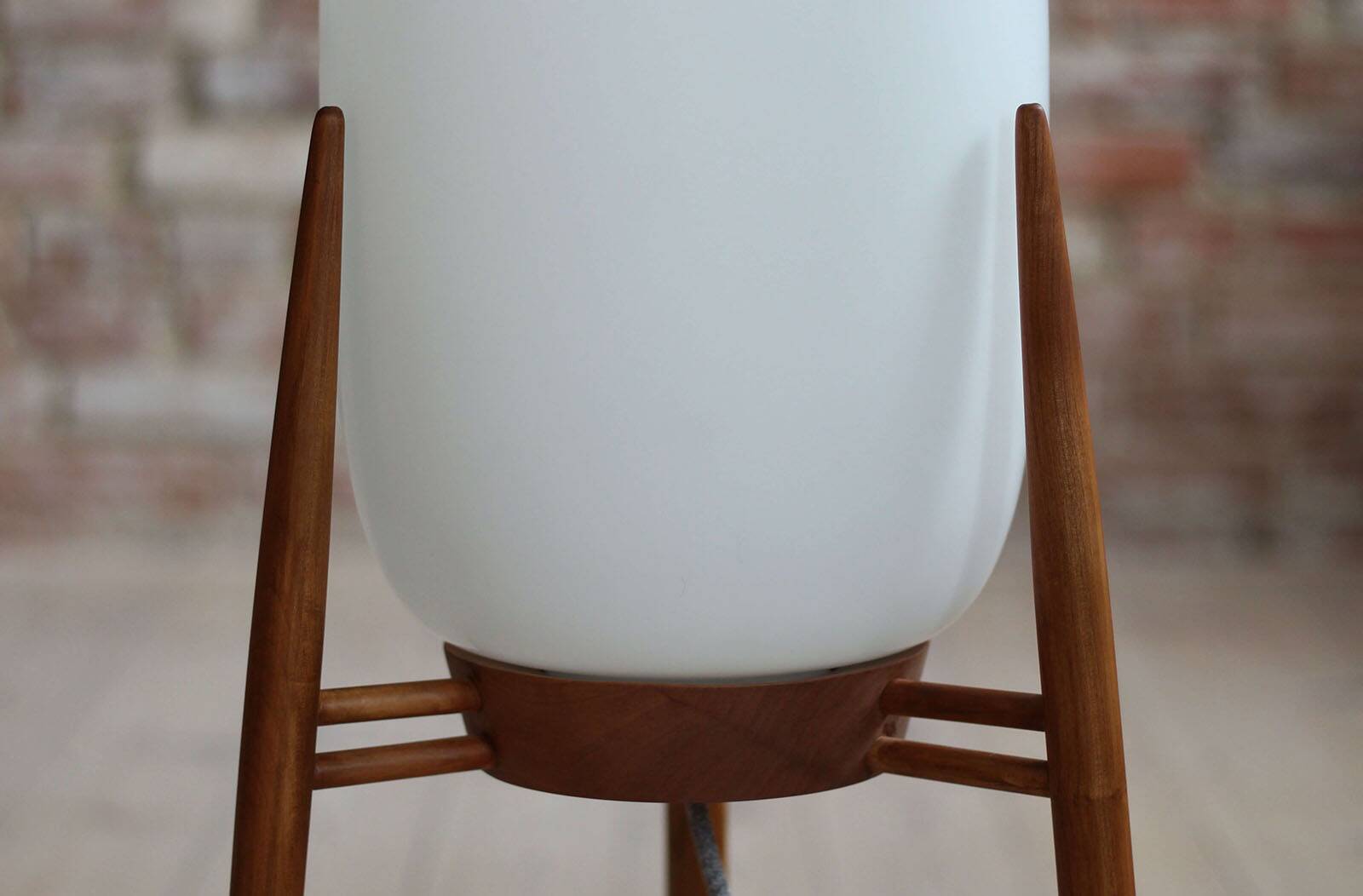 Lampadaire Space Age, abat-jour en verre, base tripode en bois, années 1960