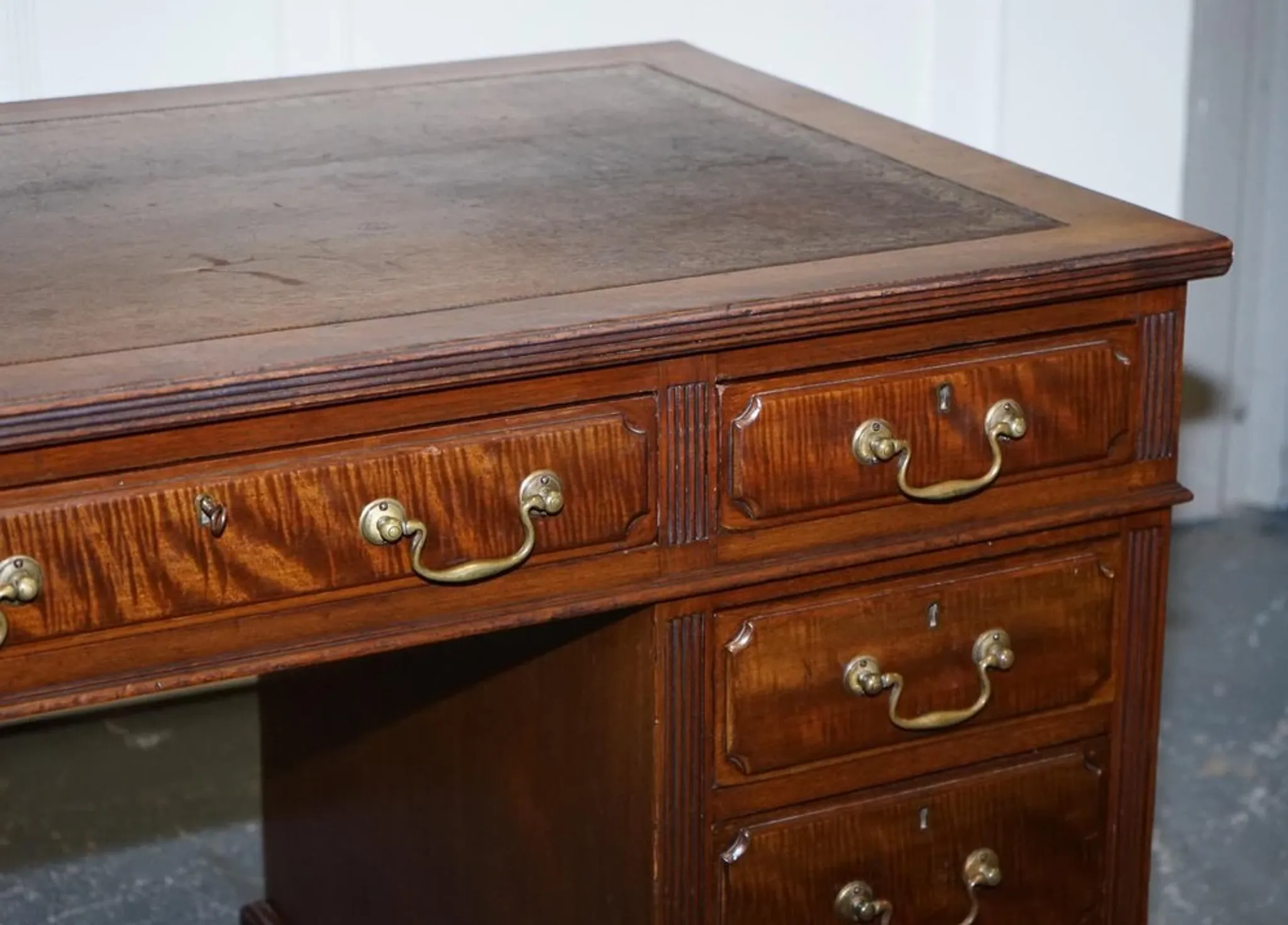 Antique Pedestal Desk by Edwardian Maple & Co, 1890