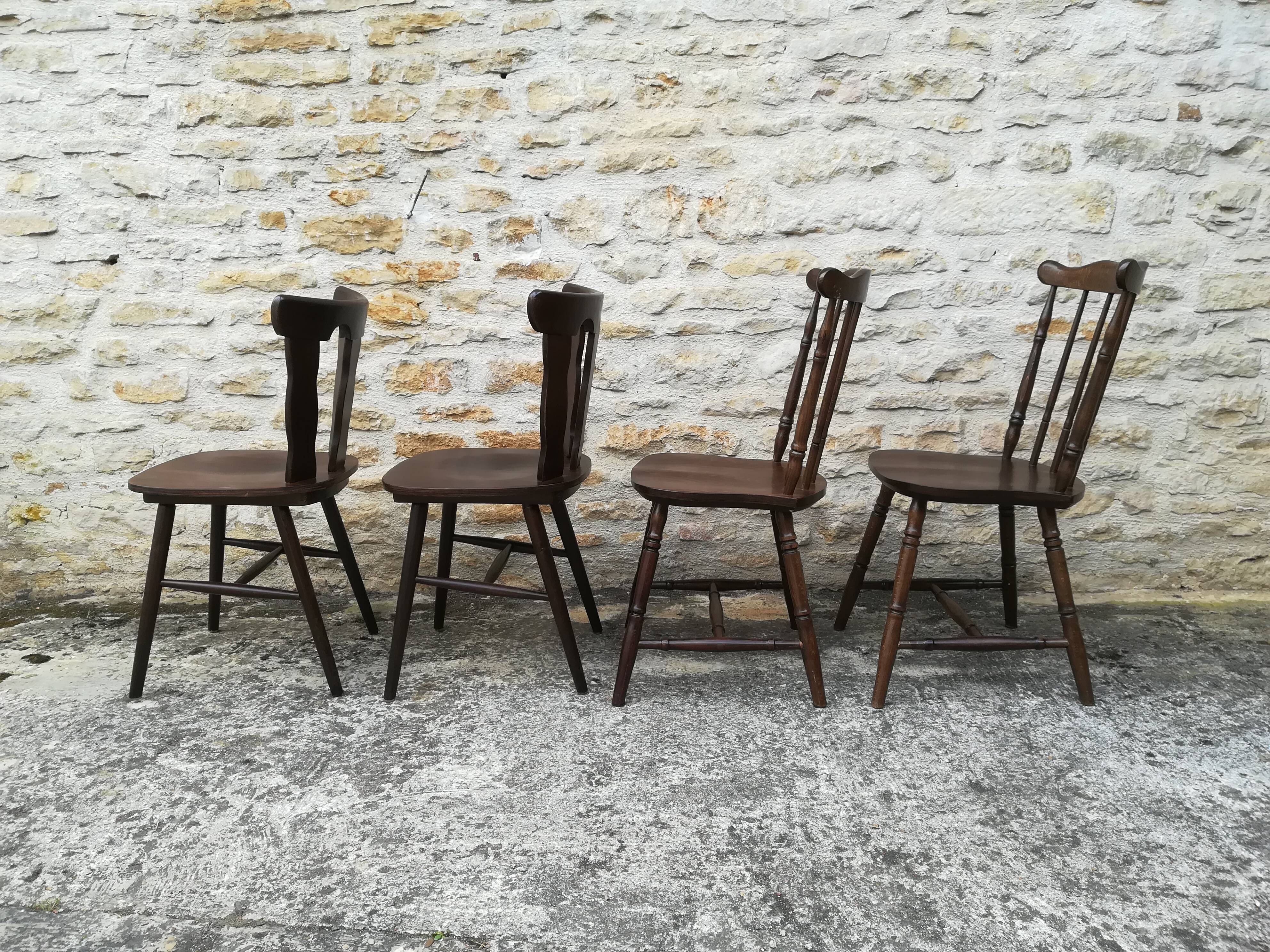 Chaises de bistrot dépareillées