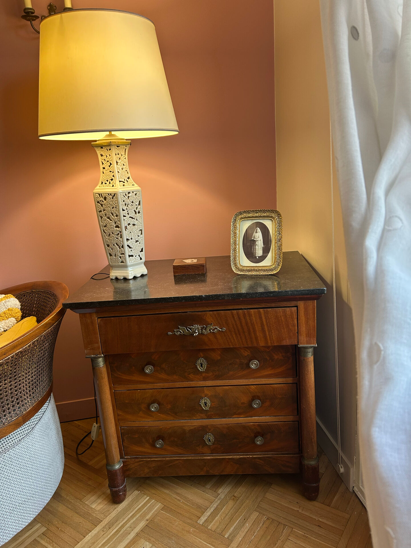 Empire commode from the 19th century in flame mahogany – Original intact black marble