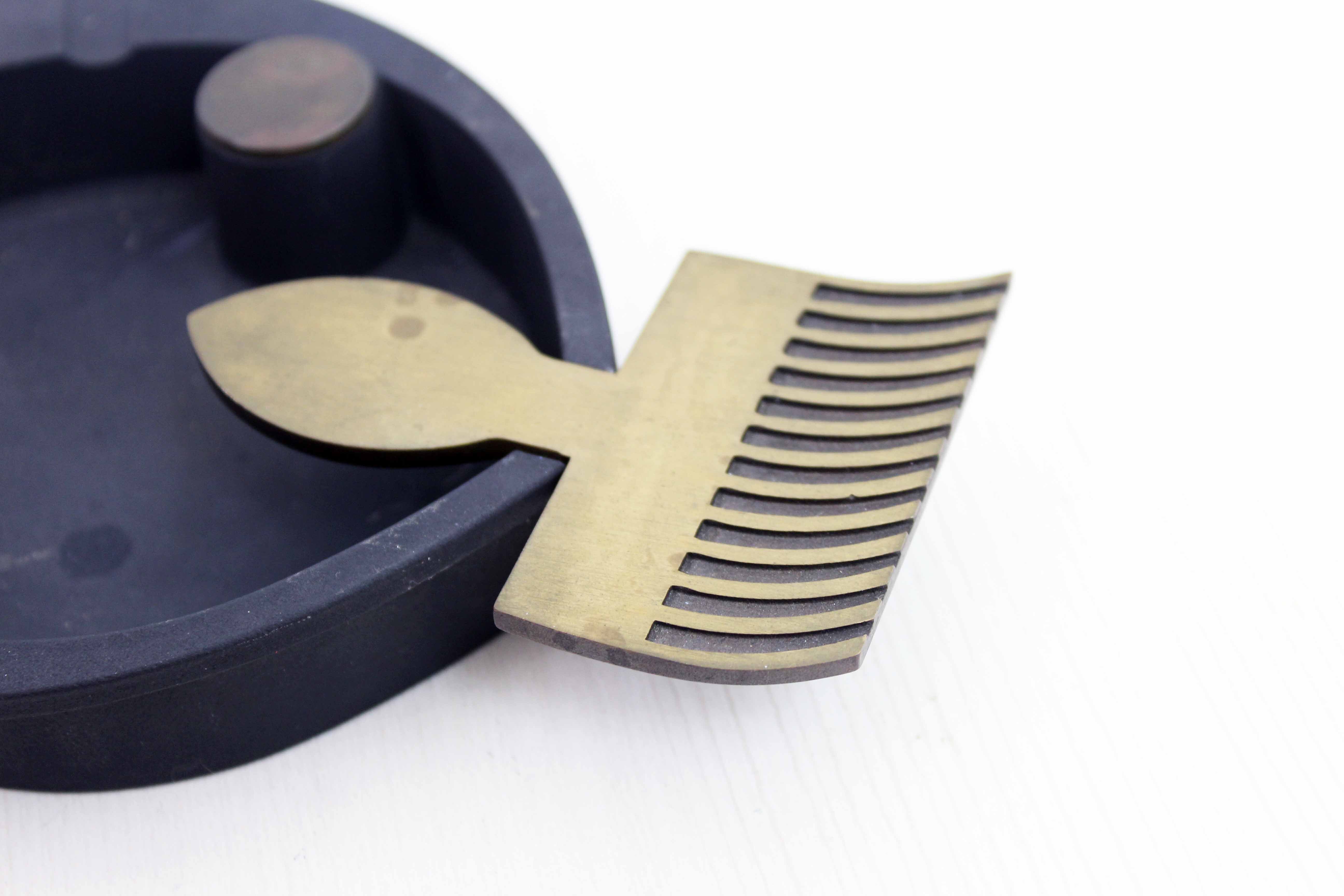 Metal "fish" ashtray