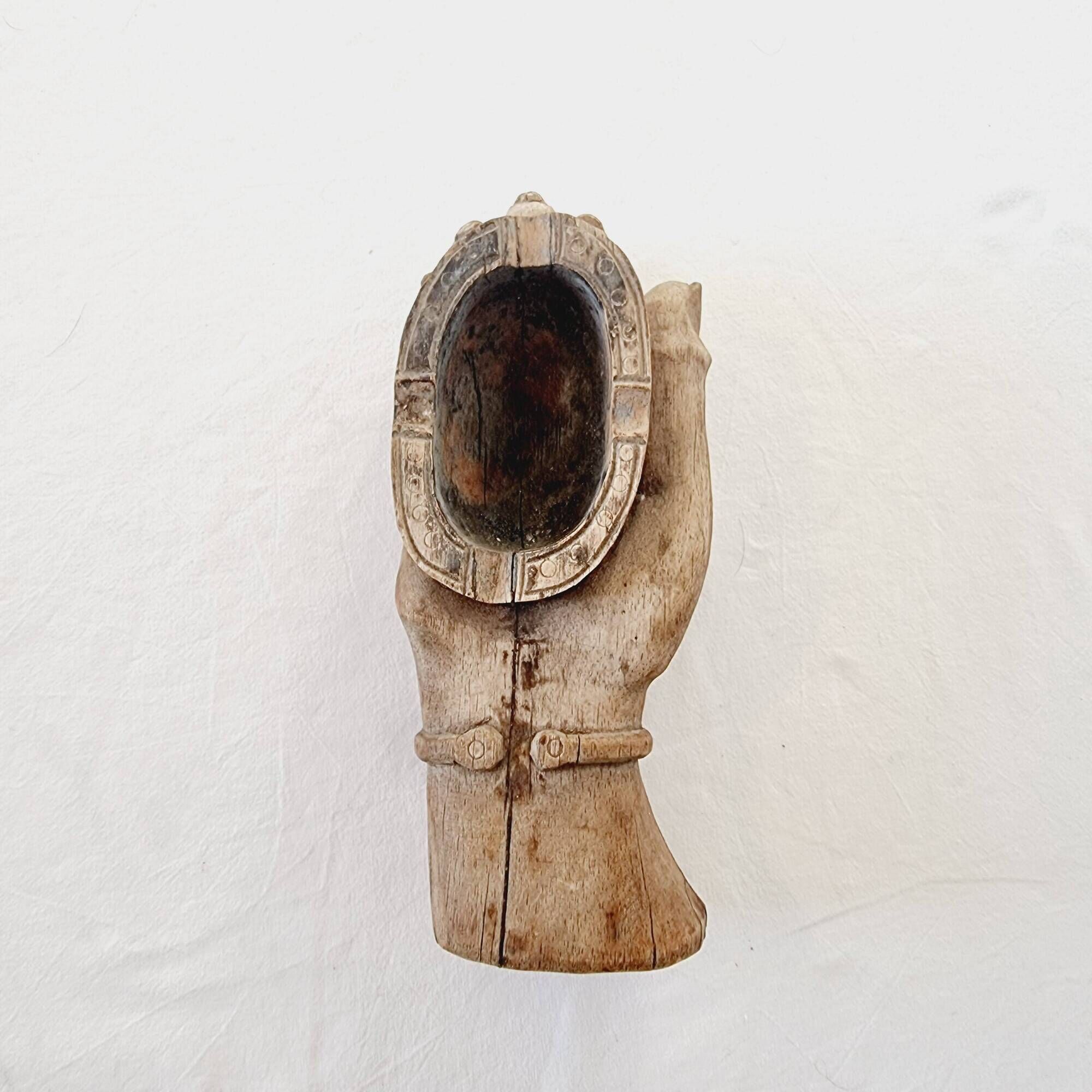 Étrange cendrier sculpté dans le bois et figurant la main sculptée très réaliste d'un Dieu hindou