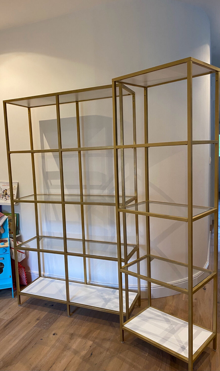 Set of 2 glass shelves