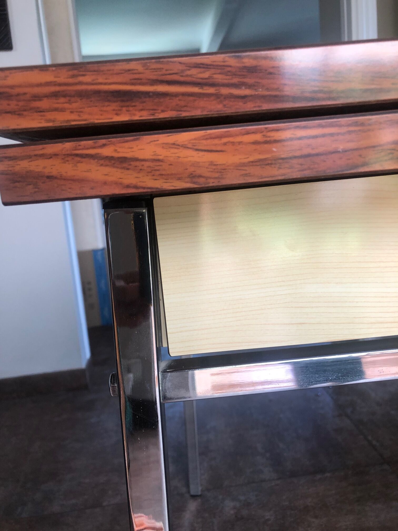 Table en formica avec sa chaise et son tabouret imitation palissandre