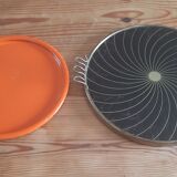 2 vintage trays
