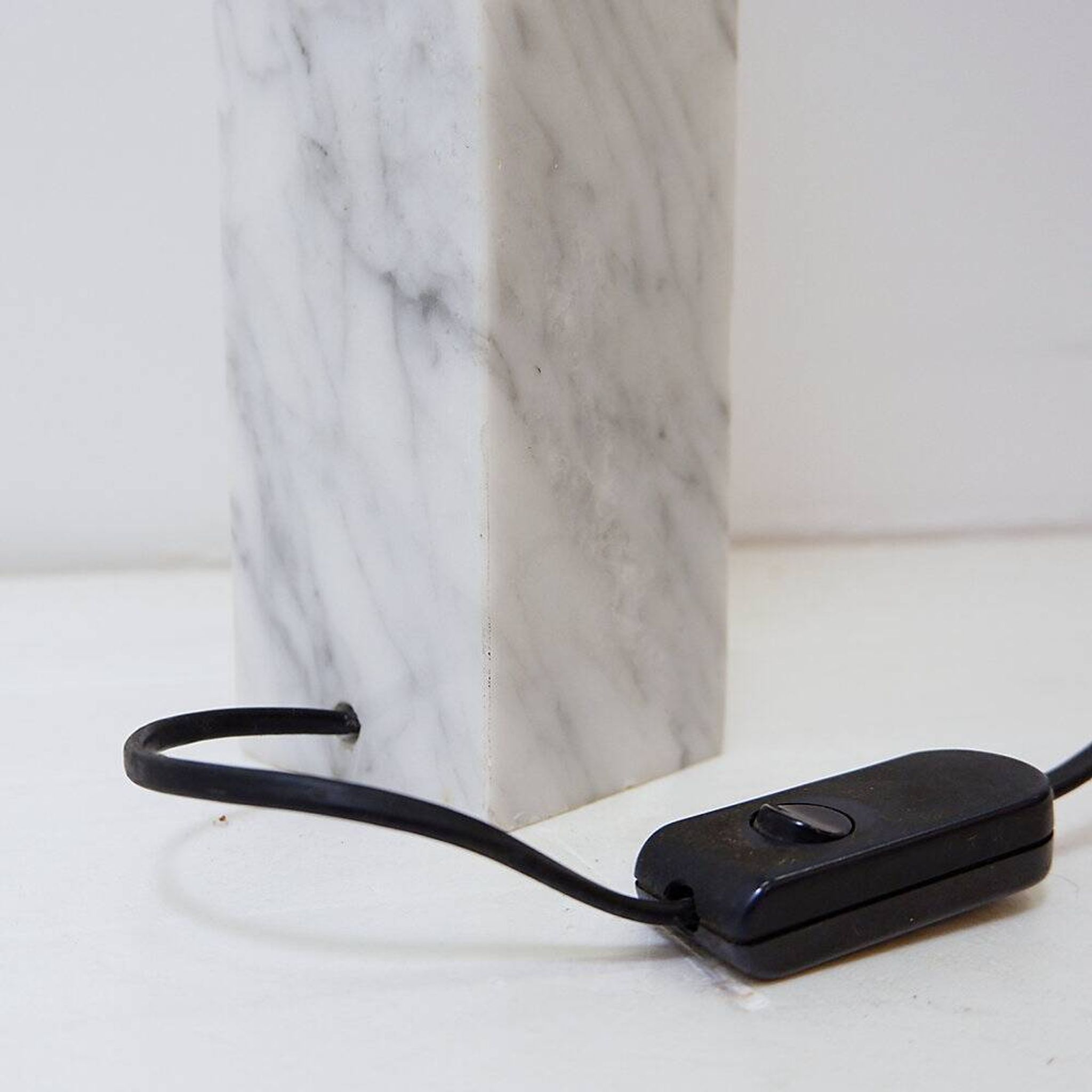 Lampe de table vintage en marbre avec nouvel abat-jour en raphia