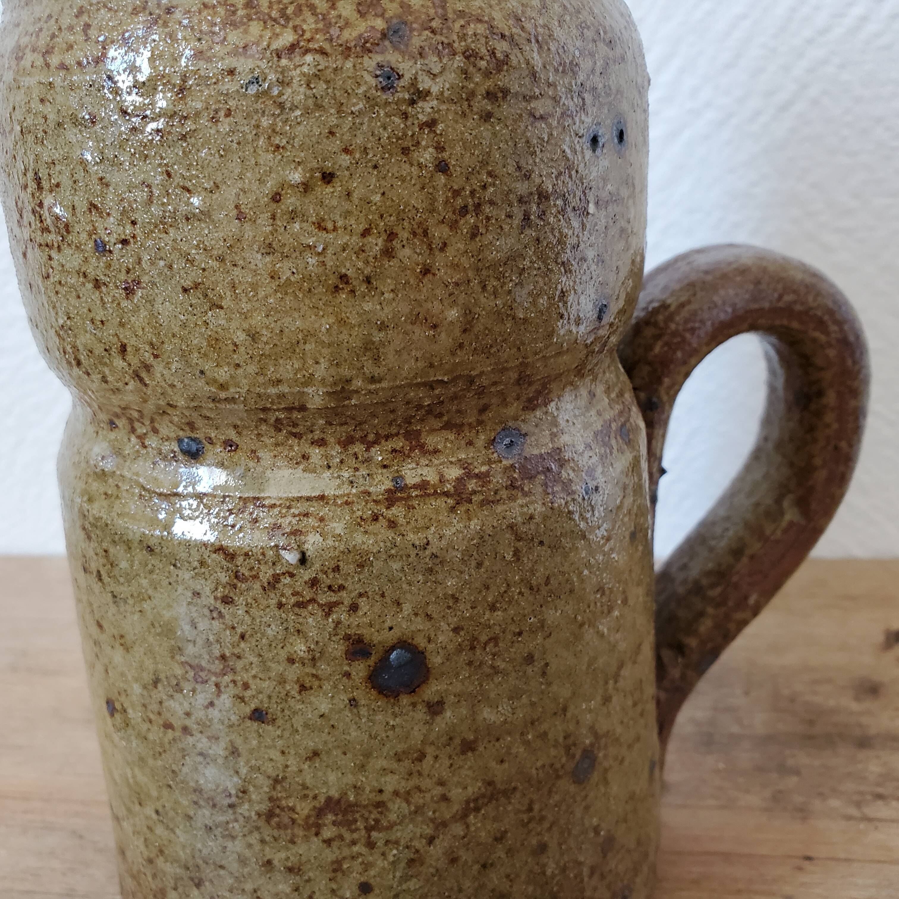 Pitcher vase in sandstone pyrity