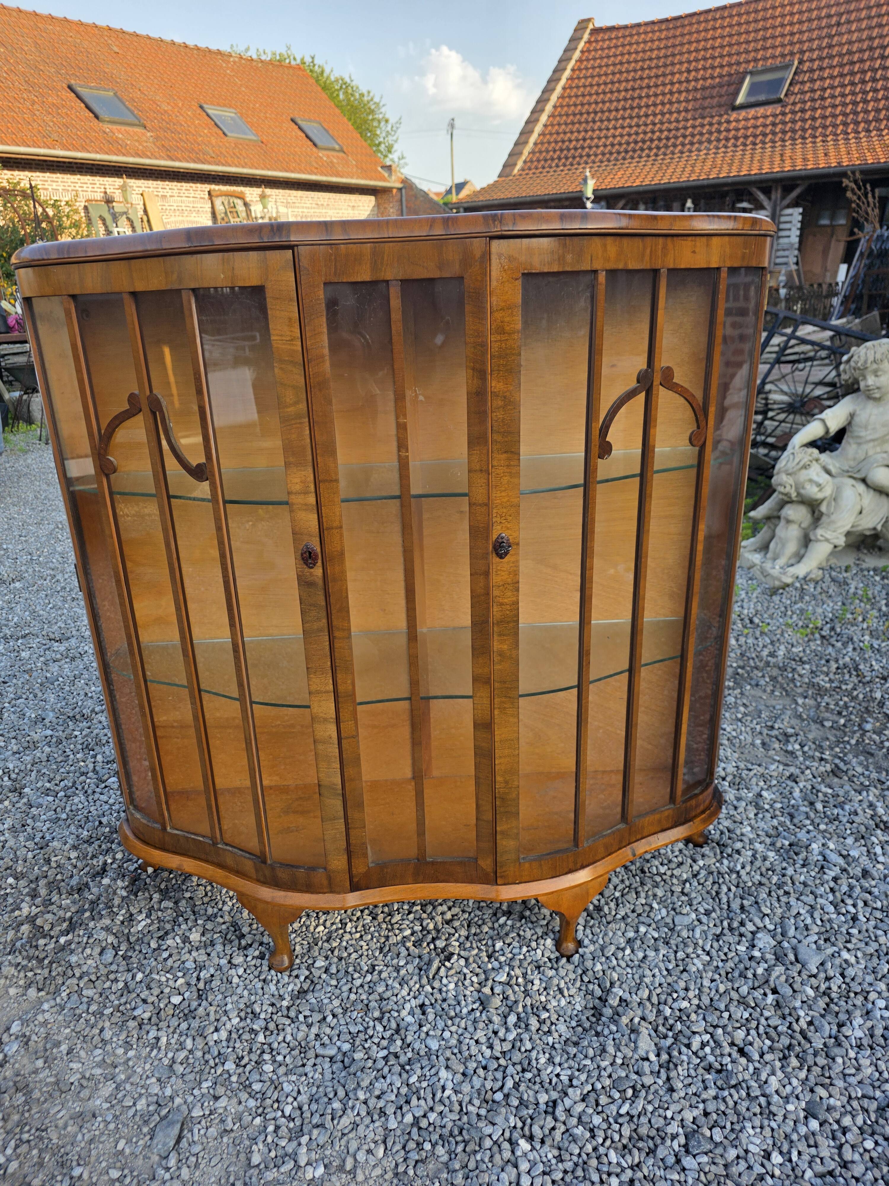 Art Deco display cabinet in walnut from the 1930s.