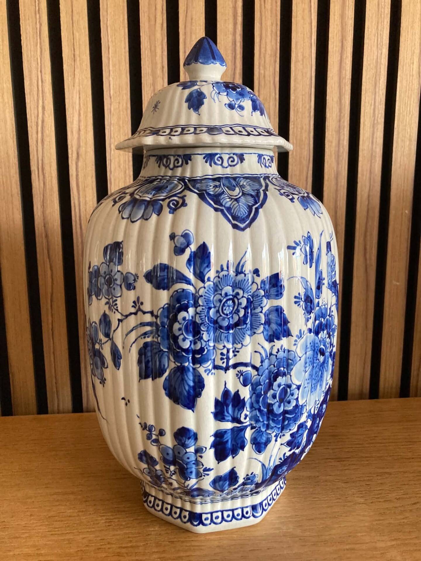 Vase with lid Delf
