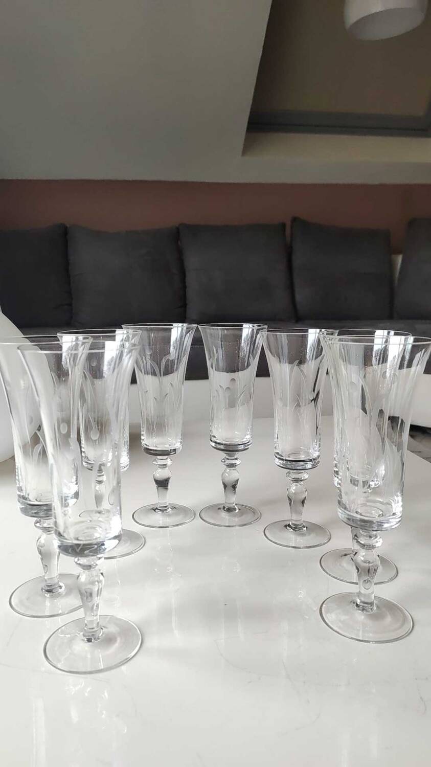 Set of 8 champagne flutes, flared neck. In crystal. Frosted plant motifs.