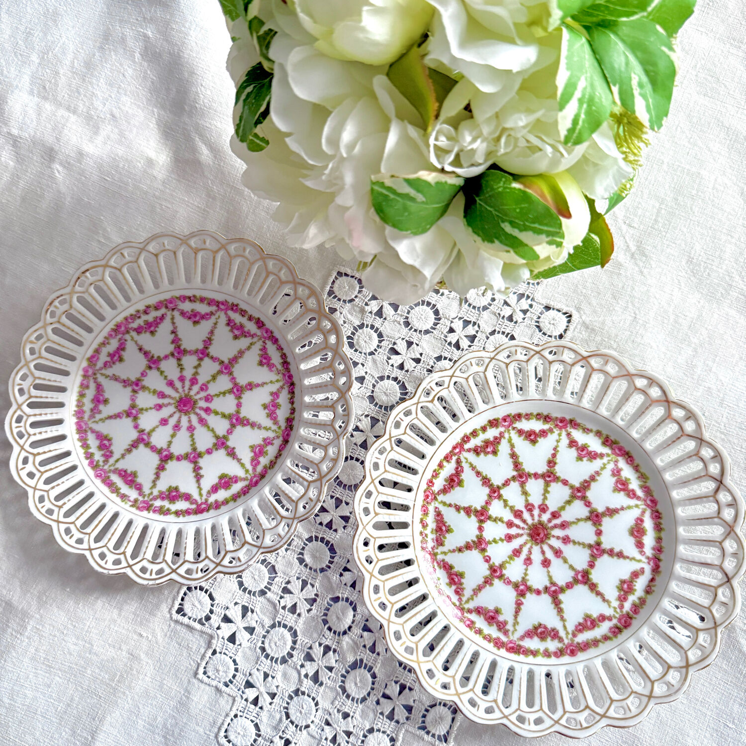 Pair of openwork porcelain plates decorated with roses