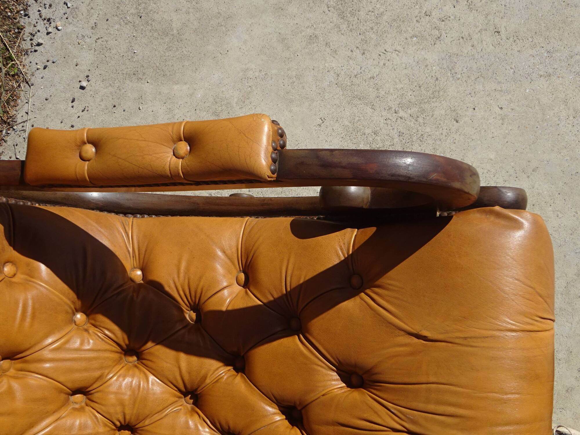 Fauteuils en bois et cuir capitonné, les 2