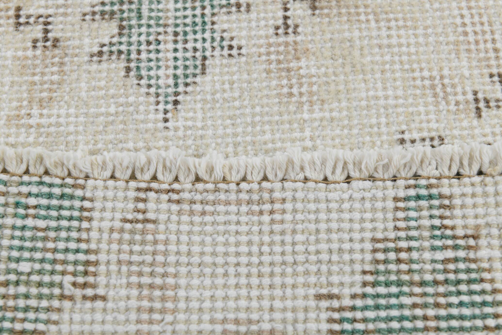 Tapis persan ancien ivoire et vert à motifs géométriques, 198x296