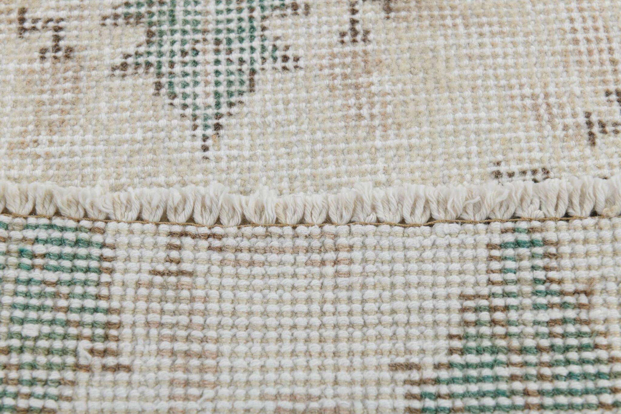 Tapis persan ancien ivoire et vert à motifs géométriques, 198x296