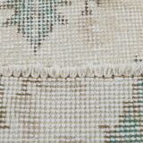 Tapis persan ancien ivoire et vert à motifs géométriques, 198x296