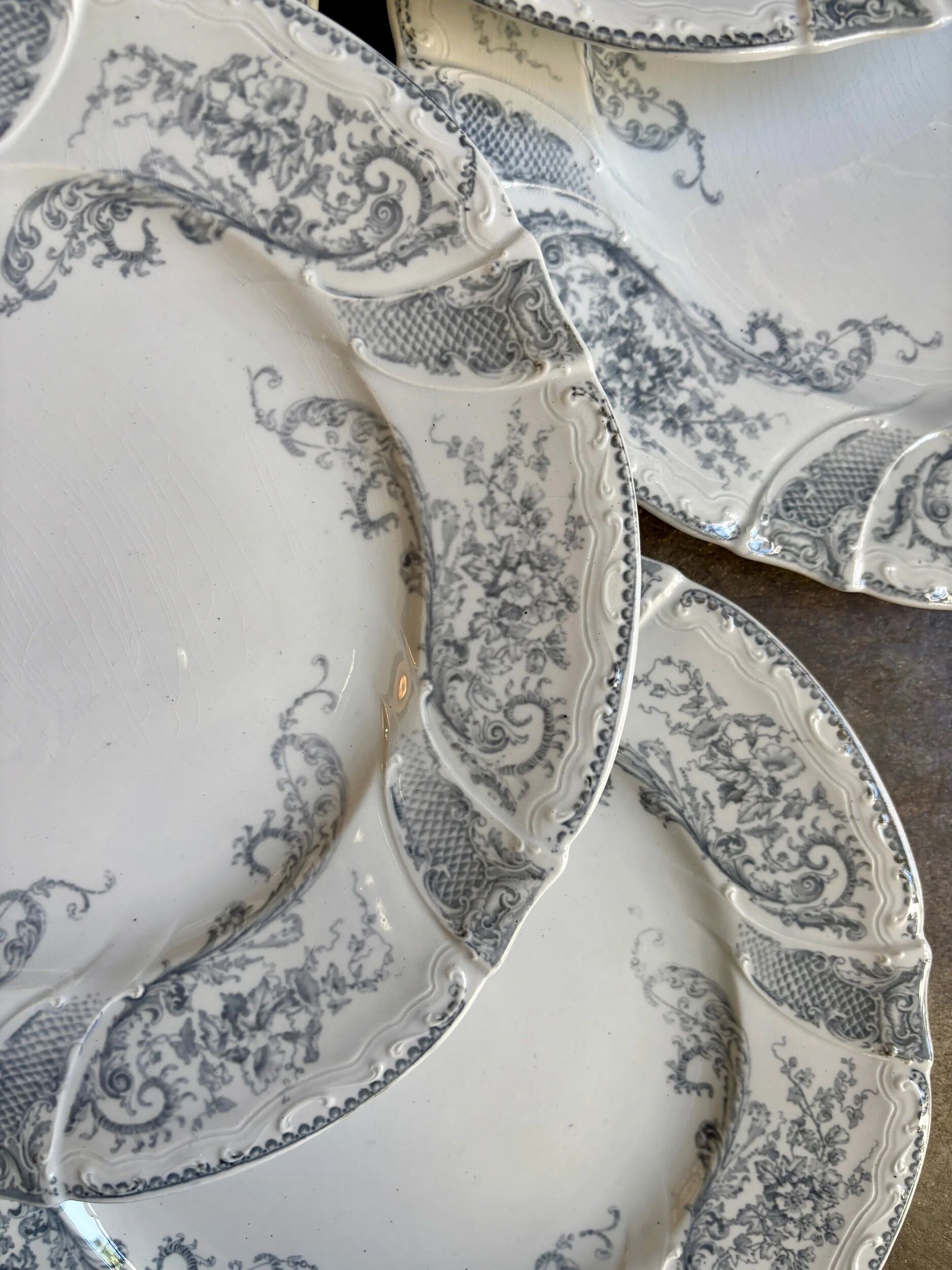6 flat plates Longwy in white and grey ironstone, "Saint Cloud" service.
