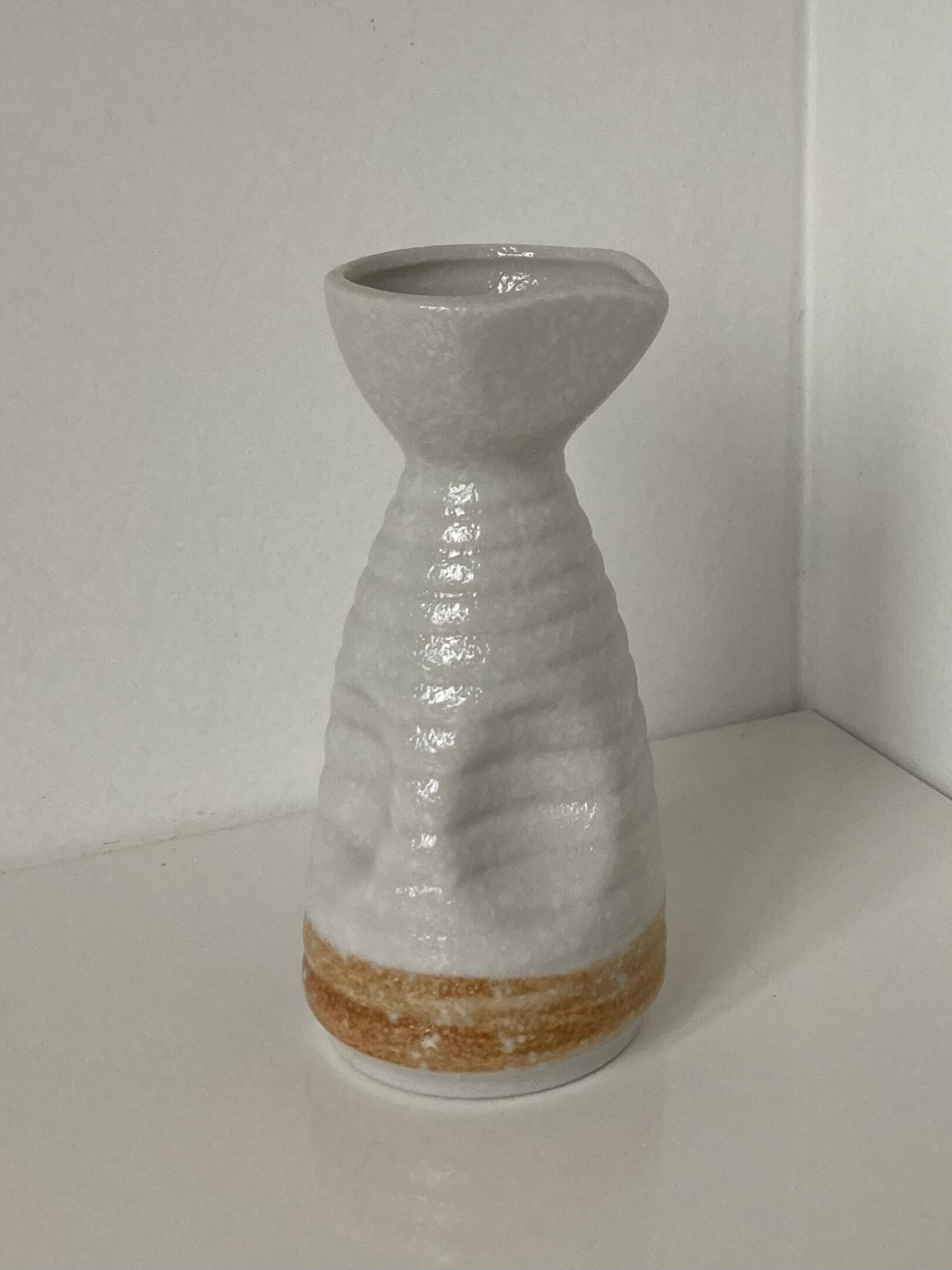 Carafe à saké japonaise pouvant former vase ou saucière en porcelaine émaillée