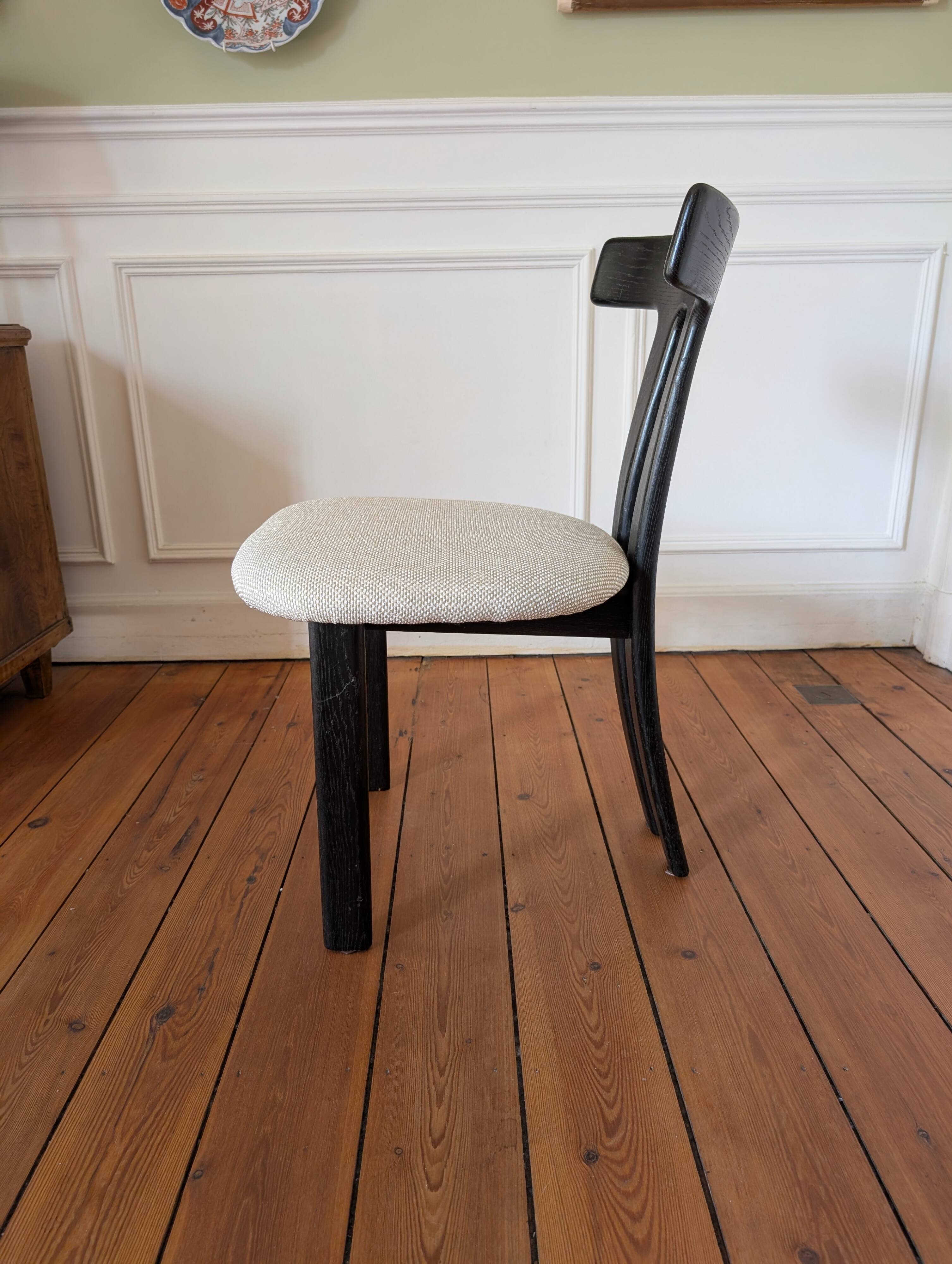 Set of 4 Oak "T-Shape" dining chairs