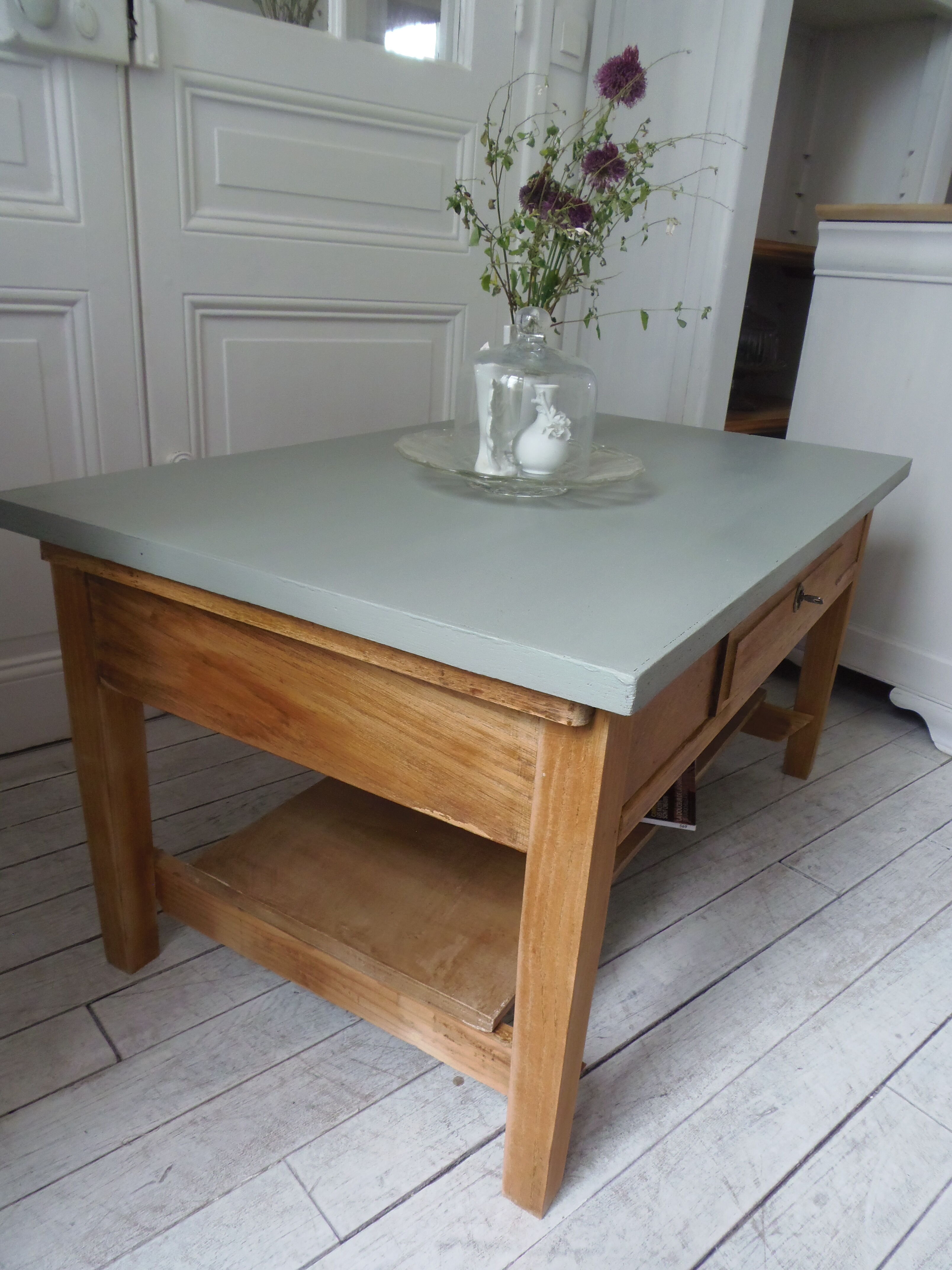Table basse vintage, piétement, ceinture, tiroir et tablette bois, plateau vert de gris.