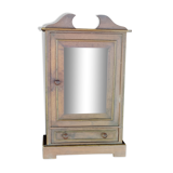 Armoire de poupée