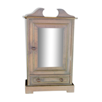 Armoire de poupée