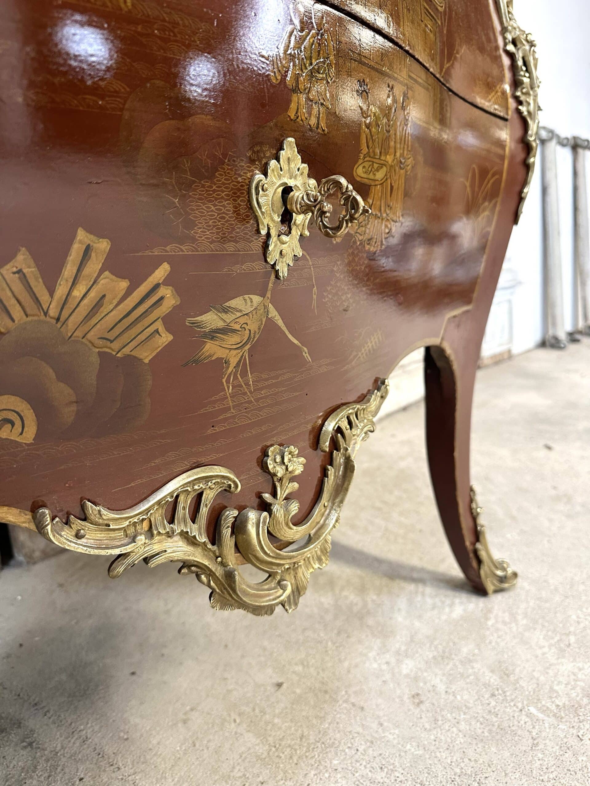 Louis XV style commode in red lacquer from the 1900s.