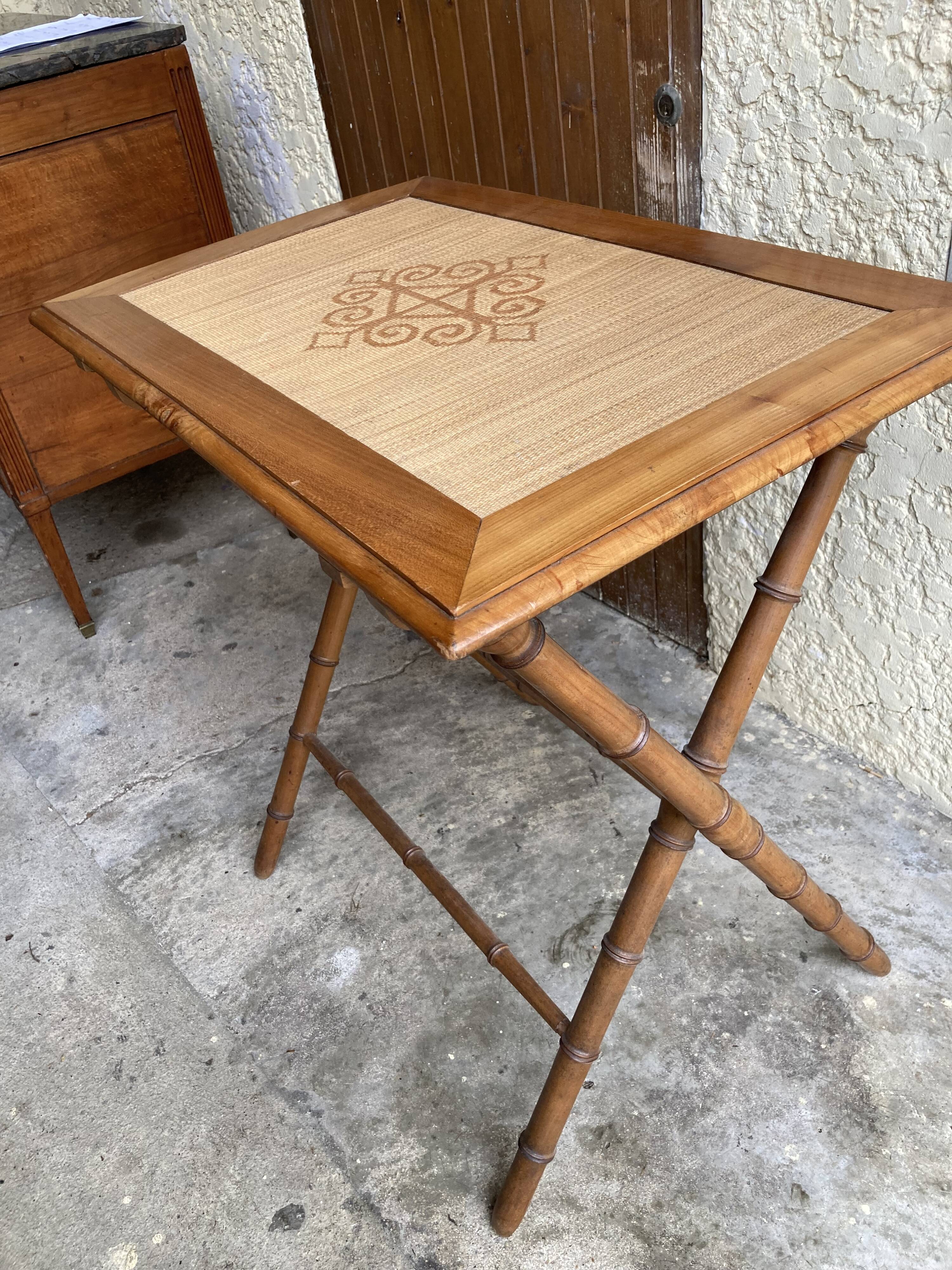 Table en bois style bambou et paille tressée