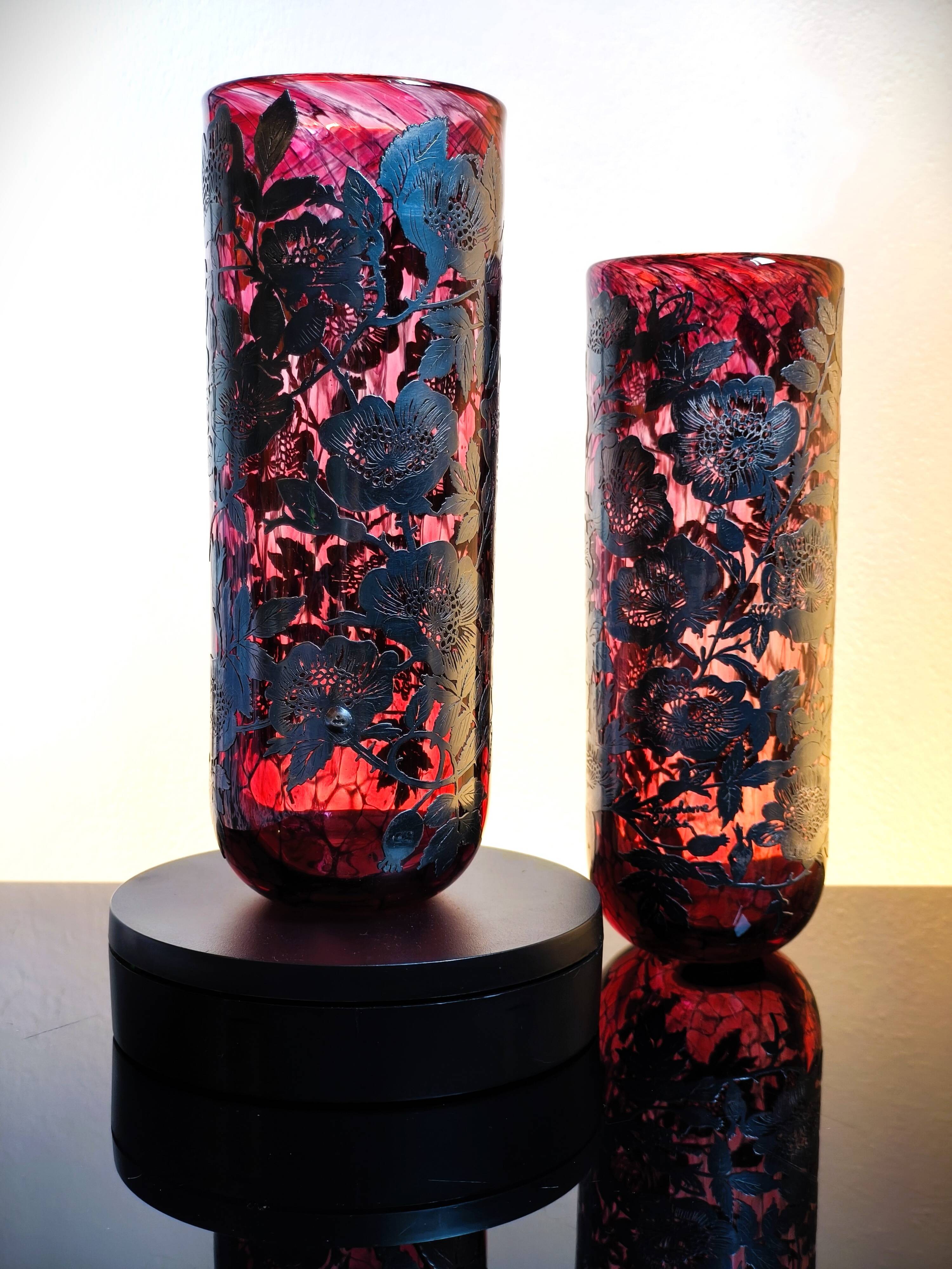 Paire de vases Laugharne avec revêtement en argent, en verre soufflé à la main de couleur rubis marbré.
