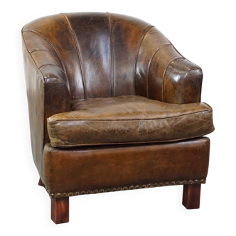 Fauteuil élégant au design unique et aux belles finitions, en cuir
