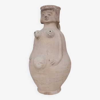 Vase en terre cuite figurant une femme