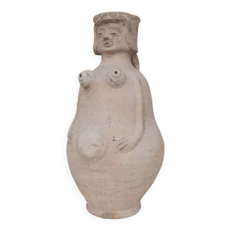 Vase en terre cuite figurant une femme