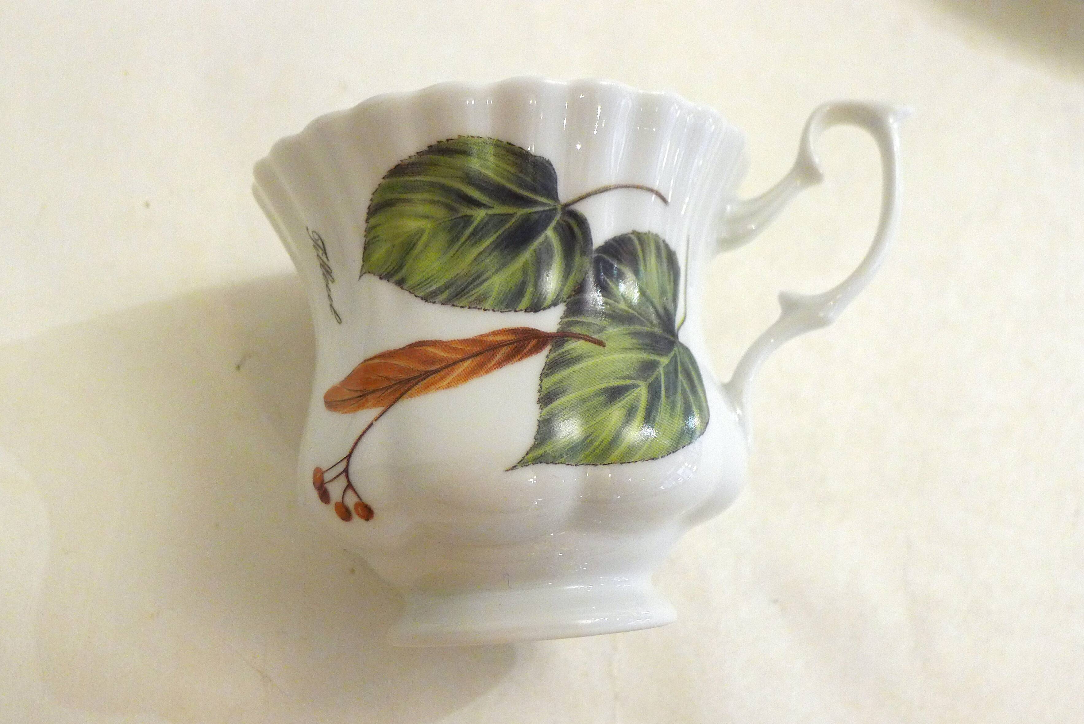 Tea cup, solitary service, naturalistic decoration, in Limoges porcelain.