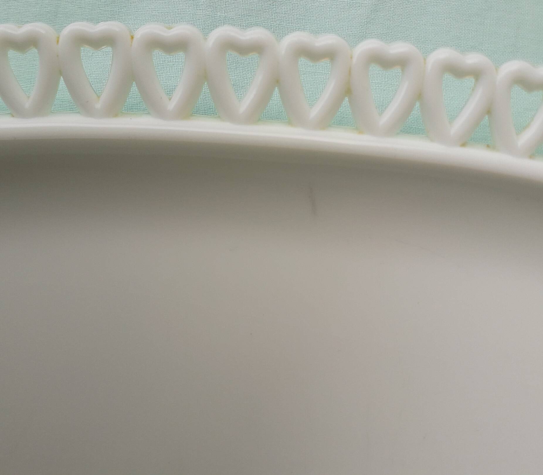 Opaline glass plate with hearts