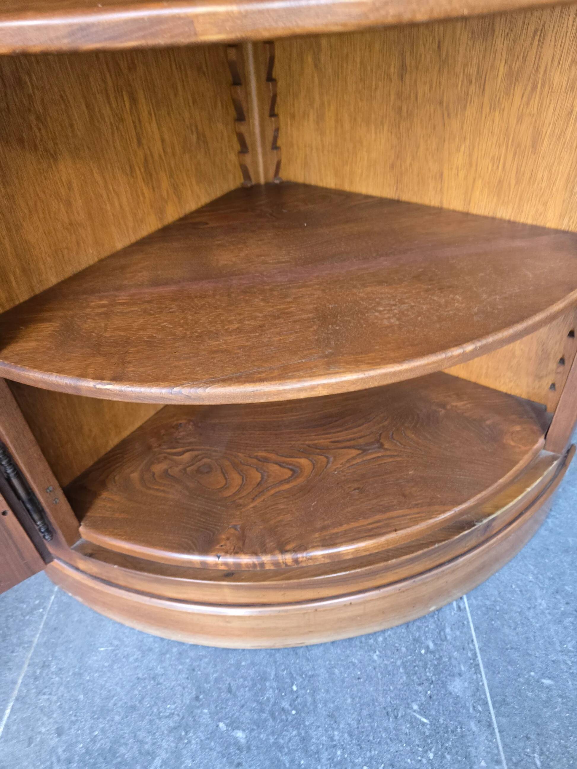 Curved wooden corner unit – Classic style