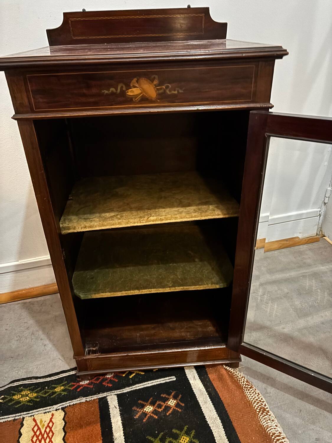 Vitrine en acajou 1900, porte avec verre biseauté