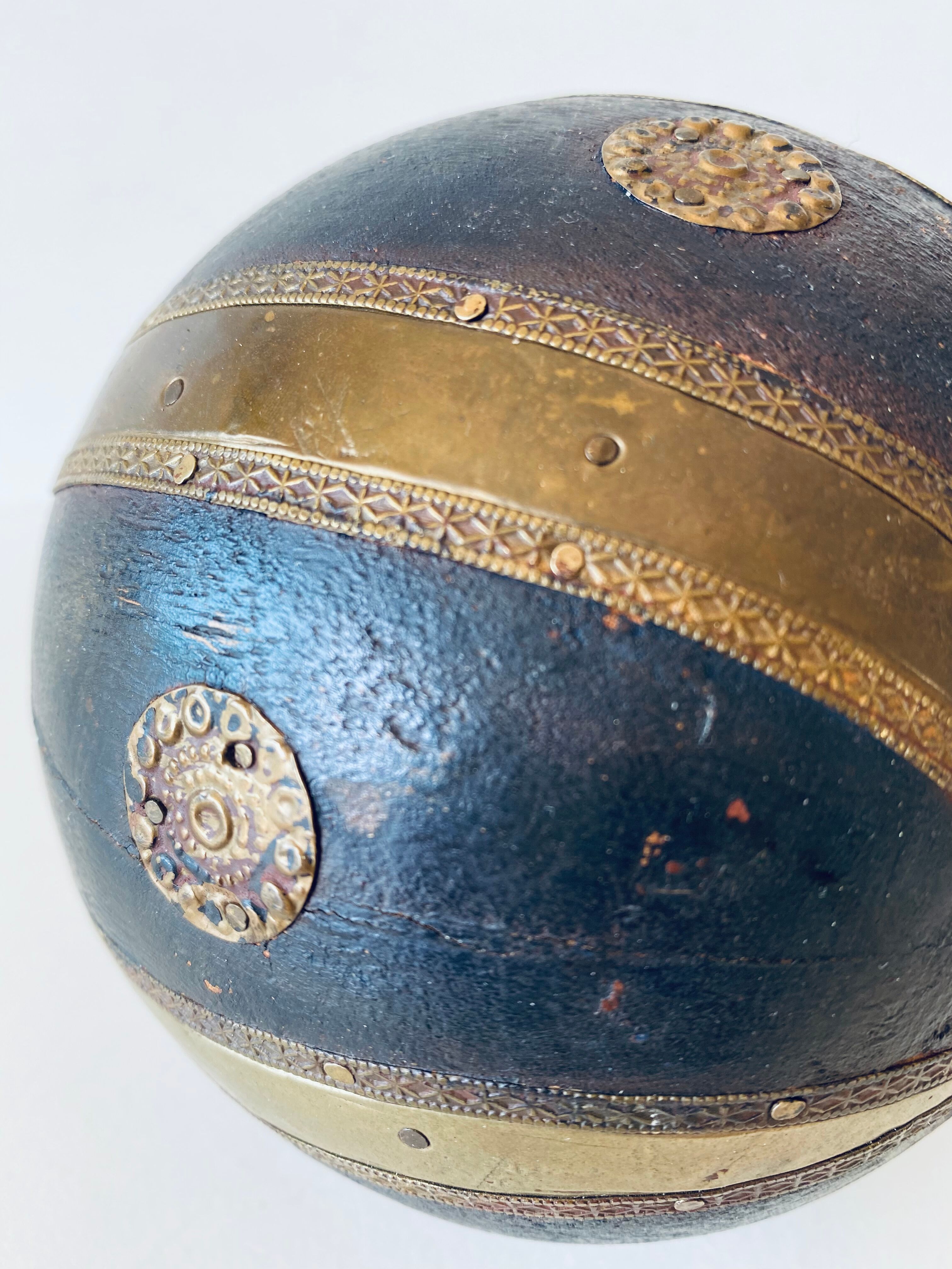 Decorative ball in wood and laion